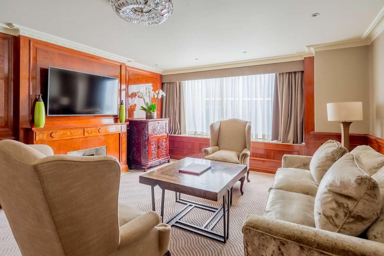 Radisson Blu Hotel, London Heathrow هيثرو المظهر الخارجي الصورة