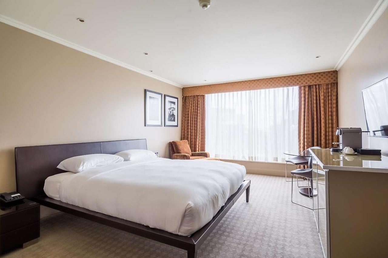 Radisson Blu Hotel, London Heathrow هيثرو المظهر الخارجي الصورة
